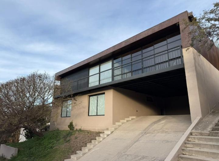 Casa · 280m² · 6 Ambientes · 2 Cocheras