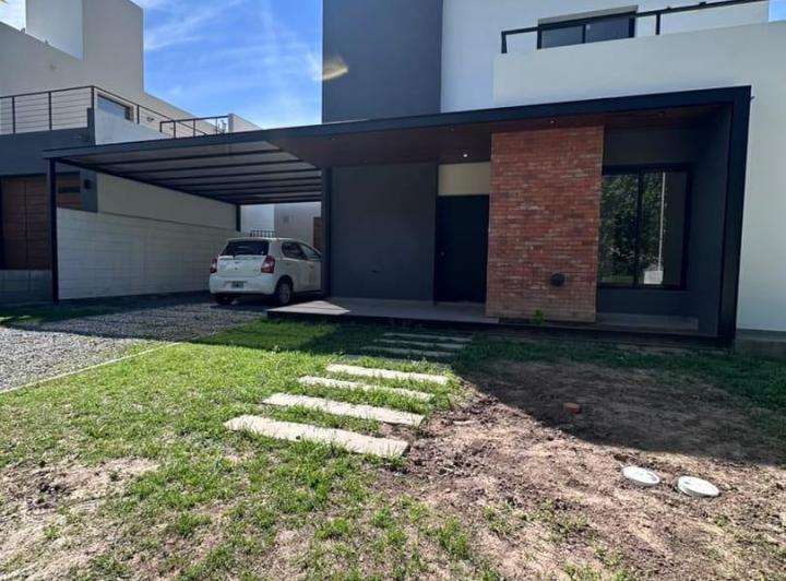 Casa · 165m² · 7 Ambientes · 2 Cocheras