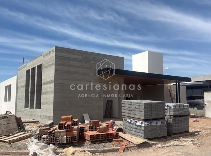 Casa · 196m² · 6 Ambientes · 2 Cocheras