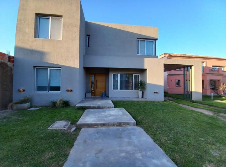 Casa · 217m² · 4 Ambientes · 1 Cochera