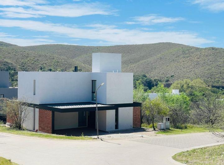 Casa · 216m² · 6 Ambientes · 2 Cocheras