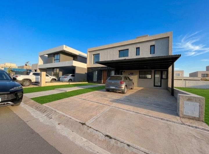 Casa · 195m² · 7 Ambientes · 4 Cocheras