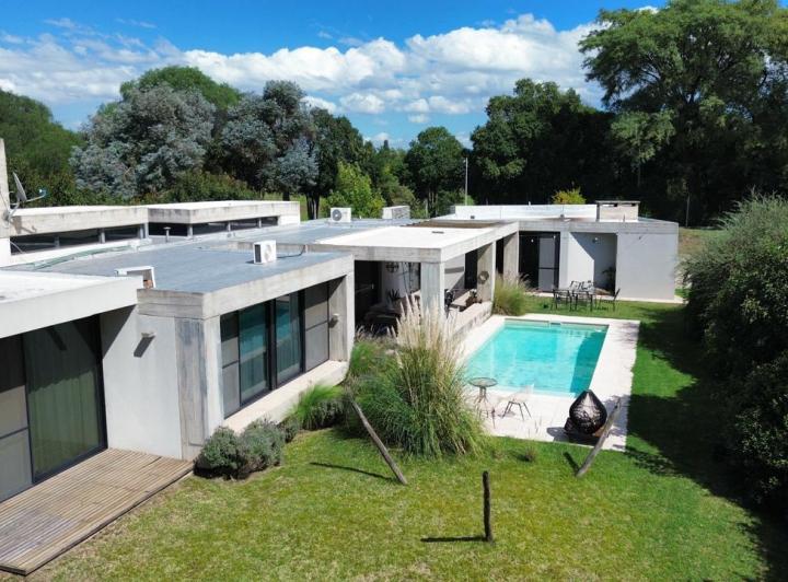 Casa · 330m² · 3 Dormitorios · 2 Cocheras