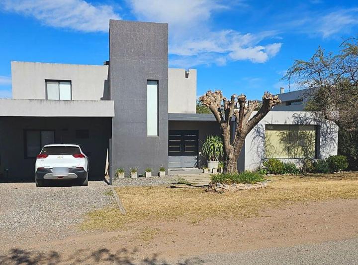 Casa · 250m² · 5 Ambientes · 2 Cocheras