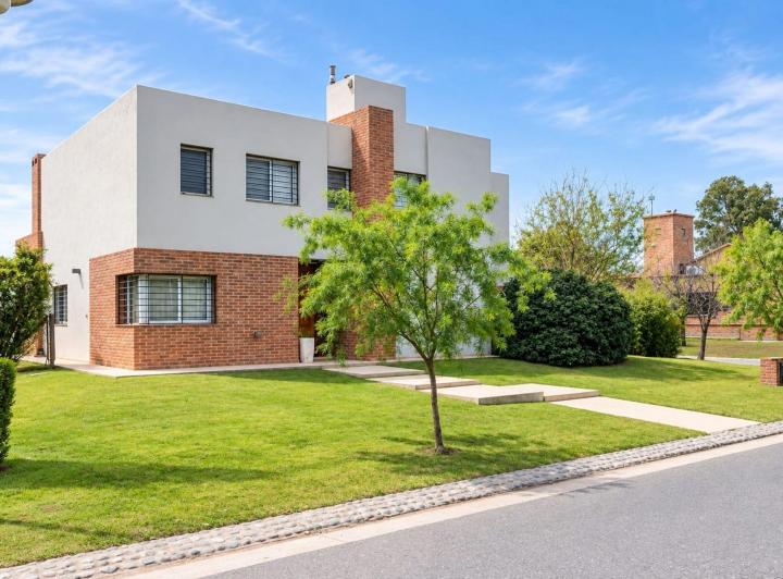 Casa · 250m² · 11 Ambientes · 2 Cocheras