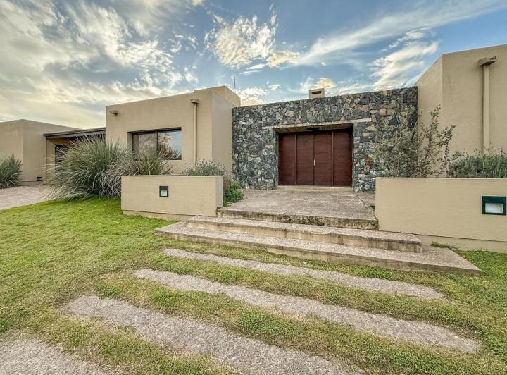 Casa · 350m² · 4 Ambientes · 4 Cocheras