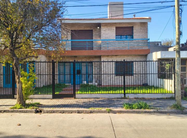 Casa · 240m² · 7 Ambientes · 3 Cocheras