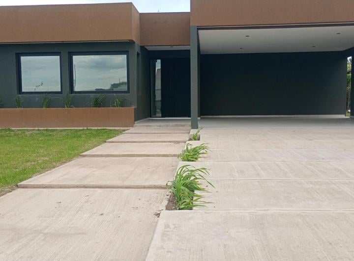 Casa · 250m² · 5 Ambientes · 2 Cocheras