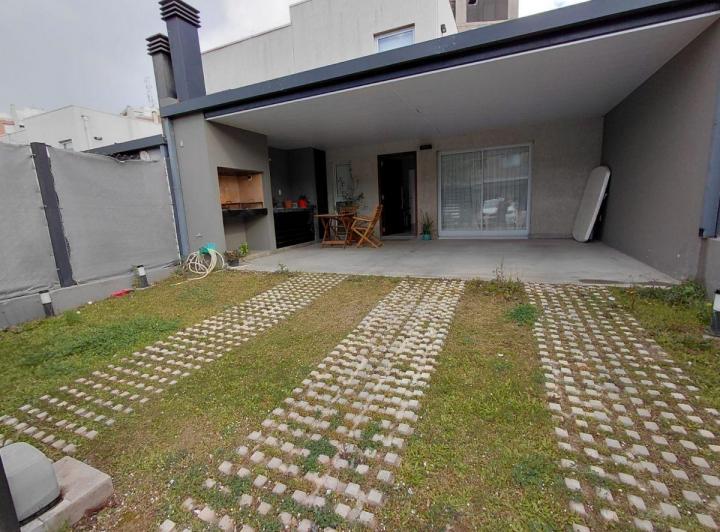 Casa · 180m² · 4 Ambientes · 2 Cocheras