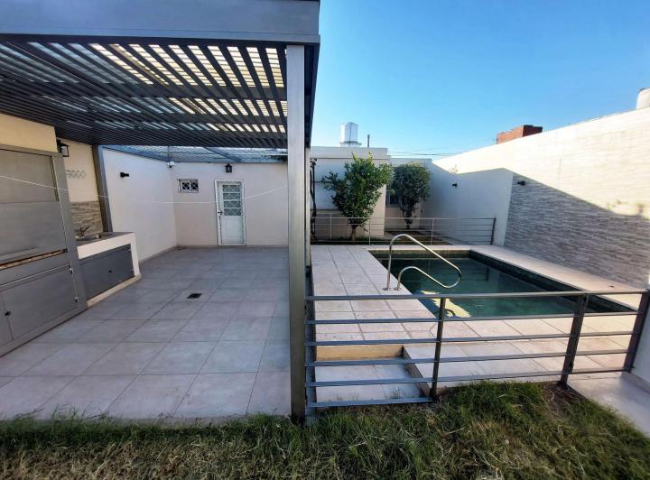 Casa · 327m² · 2 Dormitorios · 2 Cocheras