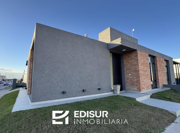 Casa · 82m² · 2 Dormitorios · 1 Cochera