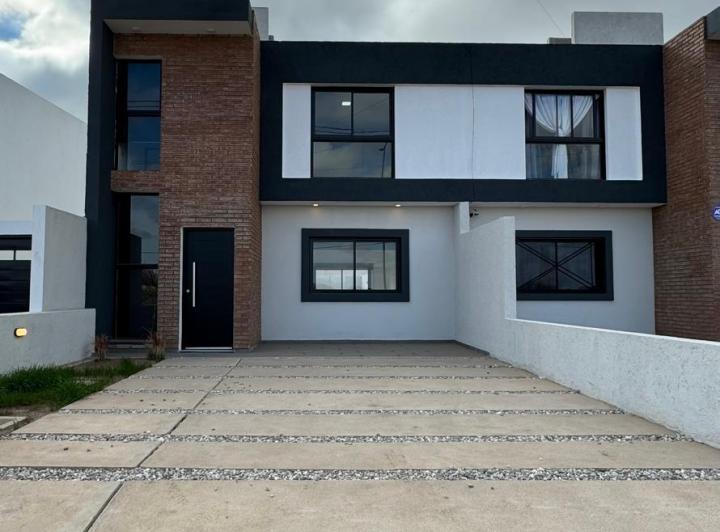 Casa · 140m² · 2 Dormitorios