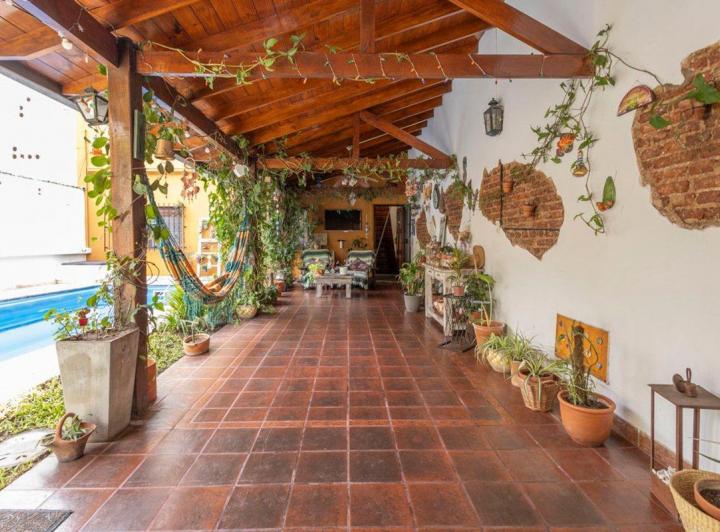 Casa · 200m² · 4 Ambientes · 2 Cocheras