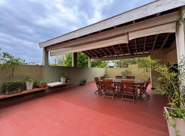 Casa · 345m² · 5 Ambientes · 1 Cochera