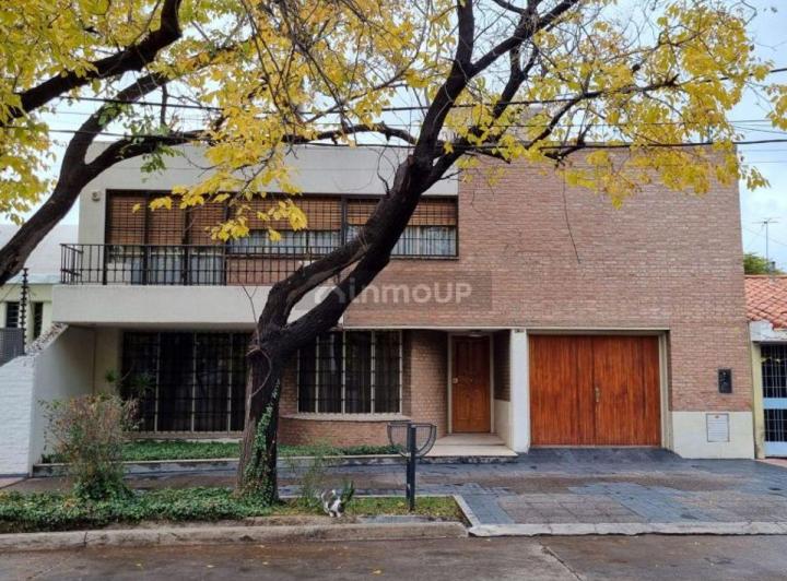 Casa · 300m² · 6 Ambientes · 1 Cochera