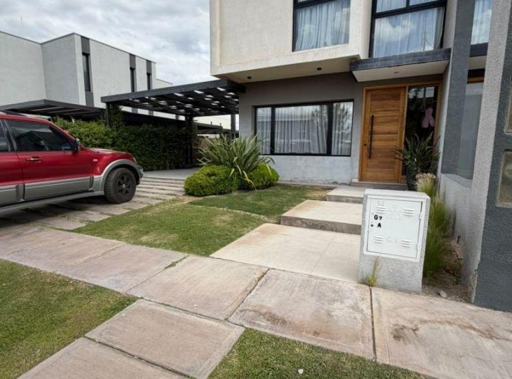 Casa · 195m² · 5 Ambientes · 2 Cocheras
