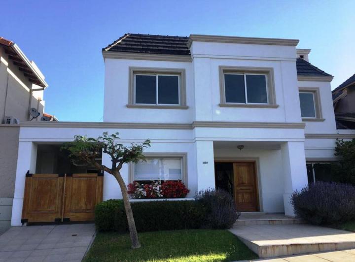 Casa · 250m² · 4 Ambientes · 2 Cocheras
