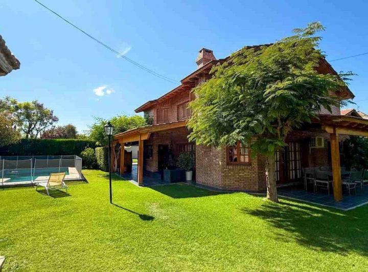 Casa · 399m² · 6 Ambientes · 2 Cocheras