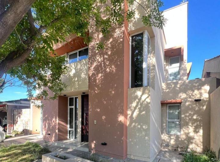 Casa · 220m² · 8 Ambientes · 2 Cocheras