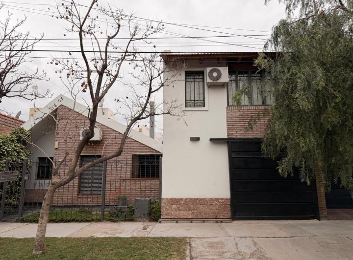Casa · 250m² · 4 Dormitorios · 1 Cochera
