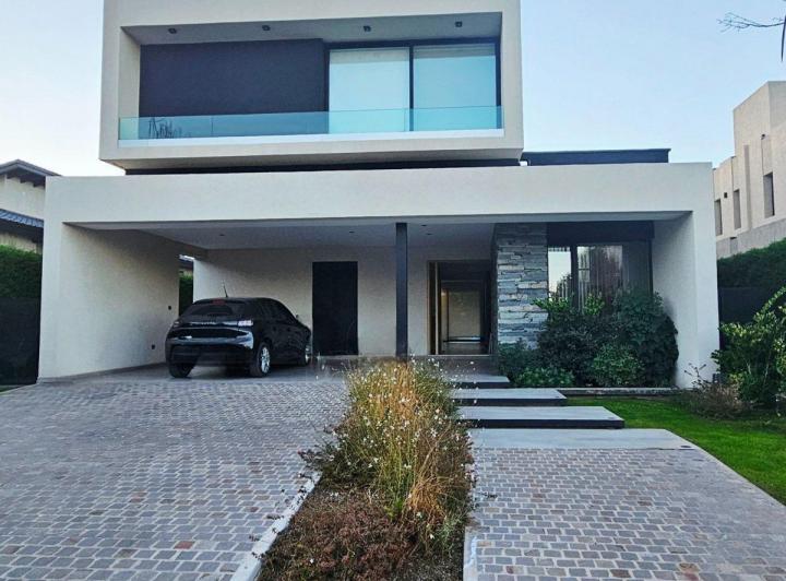 Casa · 256m² · 10 Ambientes · 2 Cocheras