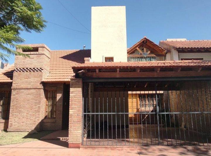 Casa · 196m² · 5 Ambientes · 2 Cocheras