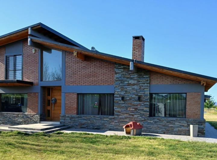 Casa · 338m² · 6 Ambientes · 2 Cocheras