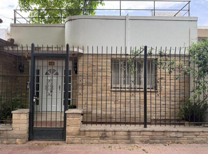 Casa · 130m² · 6 Ambientes · 1 Cochera
