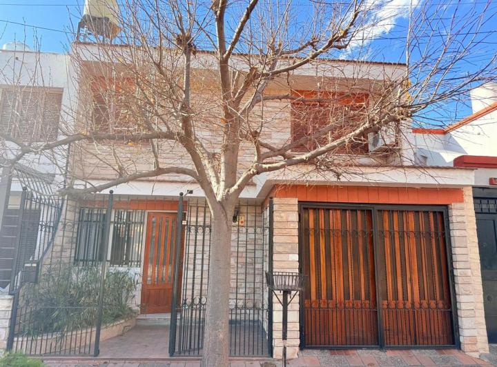 Casa · 180m² · 7 Ambientes · 2 Cocheras