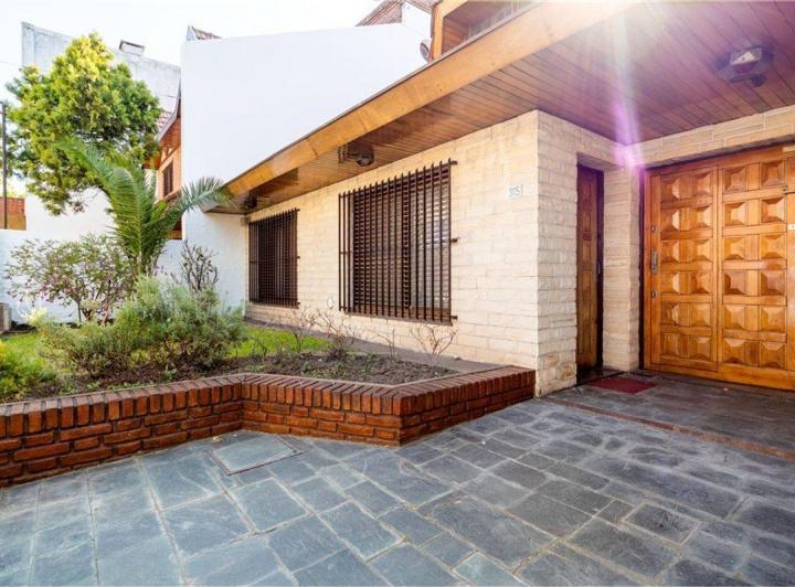 Casa · 235m² · 4 Ambientes · 2 Cocheras