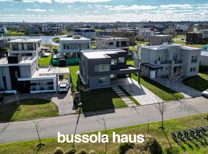 Casa · 205m² · 5 Ambientes · 6 Cocheras
