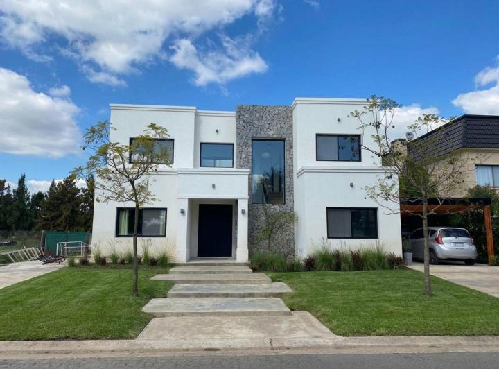 Casa · 300m² · 6 Ambientes · 2 Cocheras