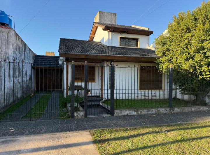 Casa · 126m² · 5 Ambientes · 2 Cocheras