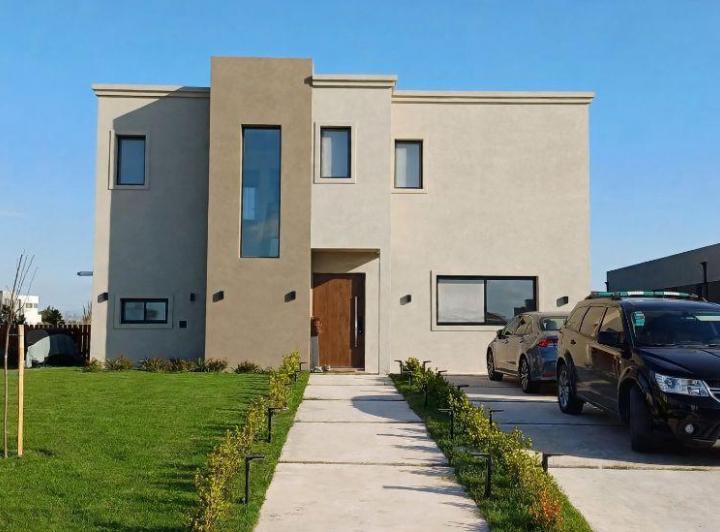 Casa · 187m² · 5 Ambientes · 4 Cocheras