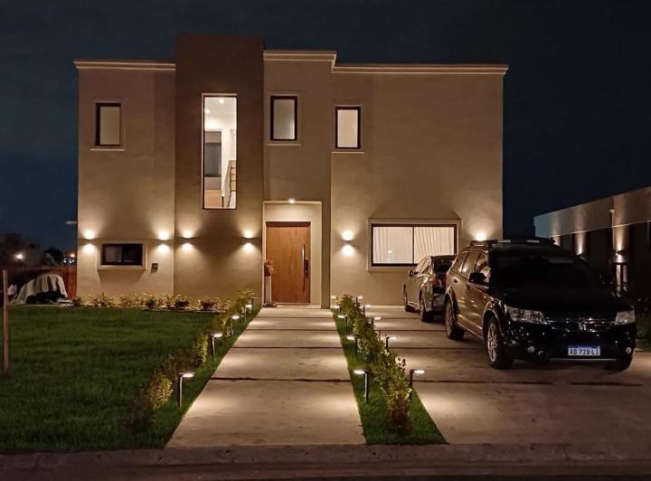 Casa · 820m² · 5 Ambientes · 4 Cocheras