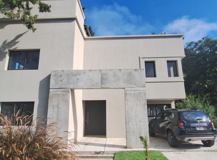 Casa · 191m² · 4 Ambientes · 2 Cocheras