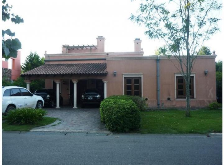 Casa · 205m² · 4 Ambientes · 2 Cocheras