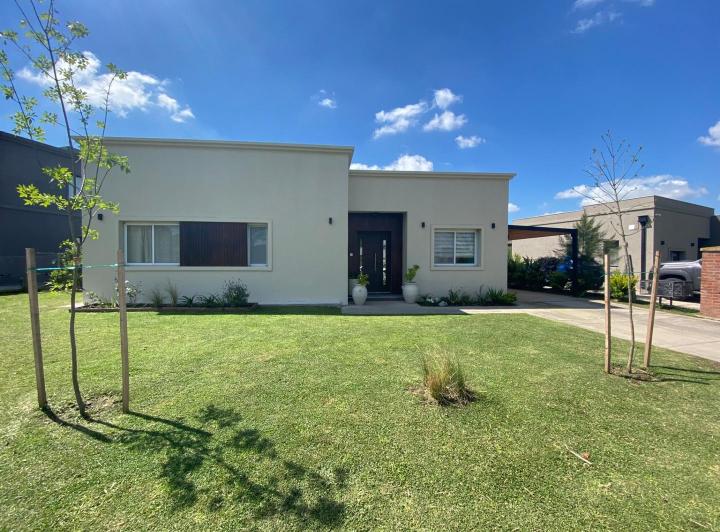 Casa · 144m² · 4 Ambientes · 2 Cocheras