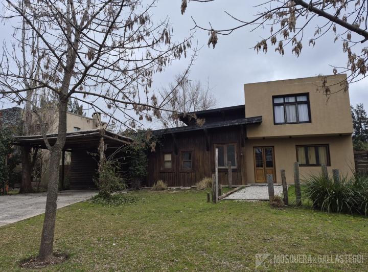 Casa · 210m² · 6 Ambientes · 4 Cocheras