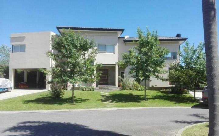 Casa · 290m² · 5 Ambientes · 1 Cochera