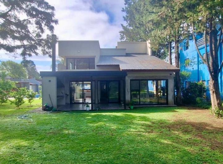 Casa · 175m² · 5 Ambientes · 2 Cocheras