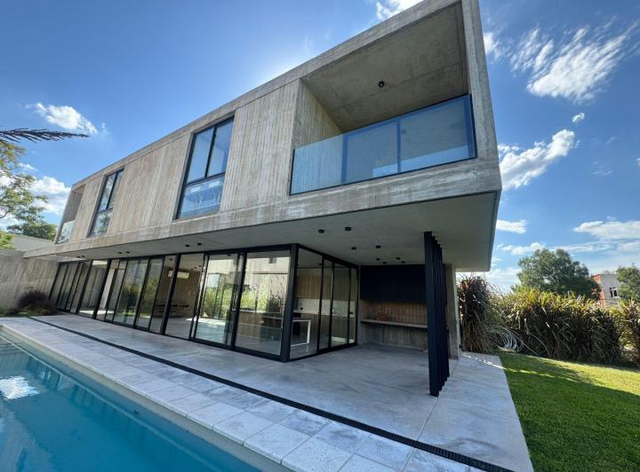 Casa · 226m² · 4 Ambientes · 2 Cocheras
