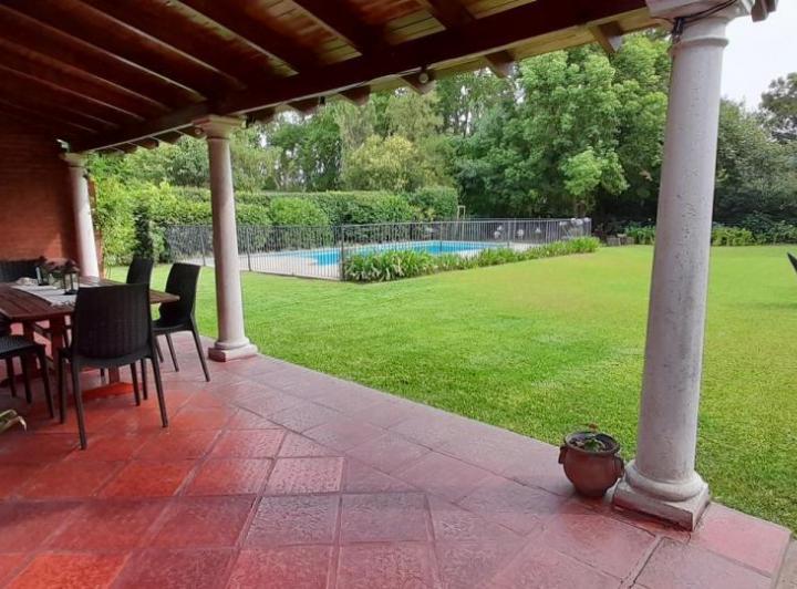Casa · 200m² · 4 Ambientes · 5 Cocheras