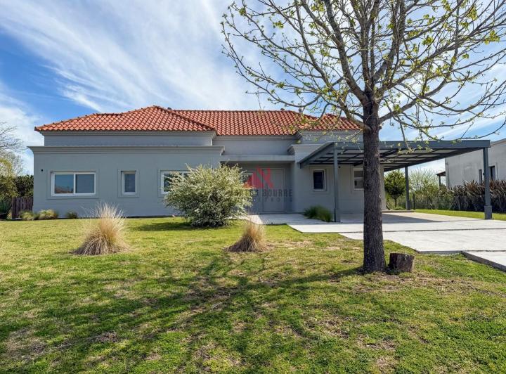 Casa · 240m² · 5 Ambientes · 2 Cocheras