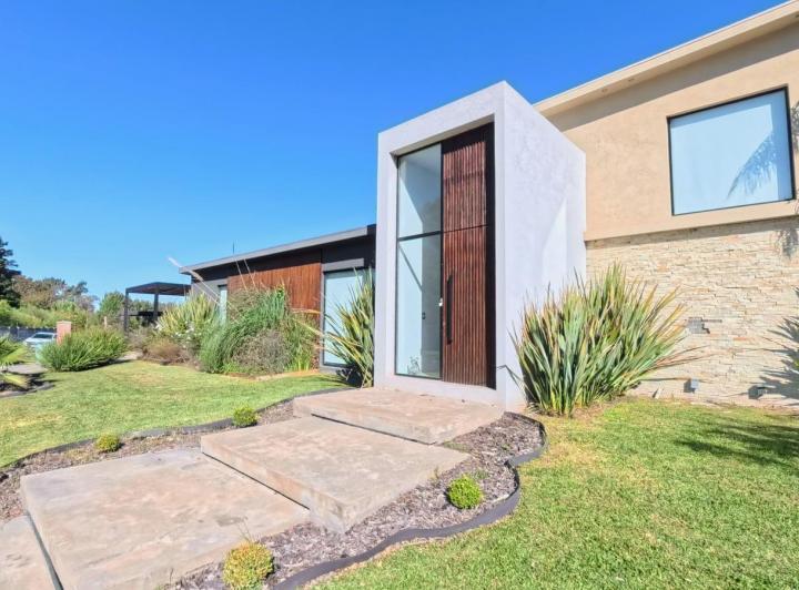 Casa · 166m² · 4 Ambientes · 2 Cocheras