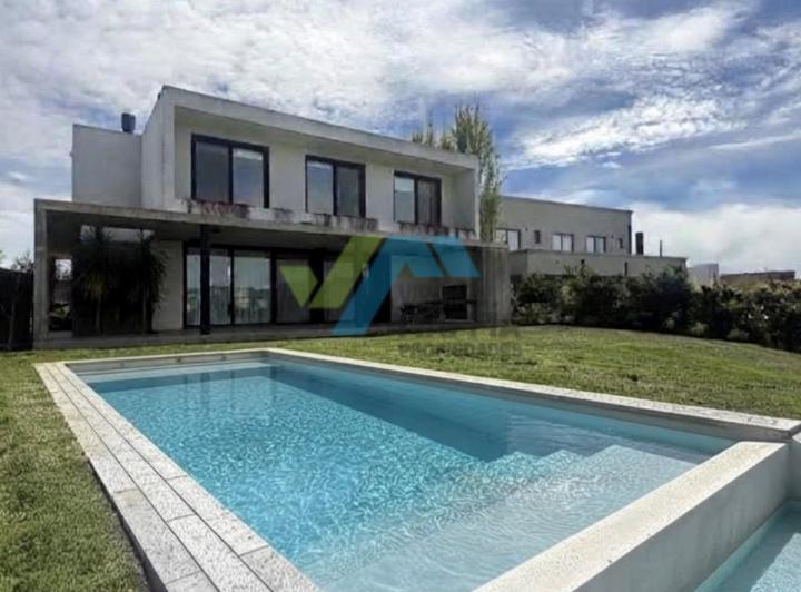 Casa · 180m² · 4 Ambientes · 2 Cocheras