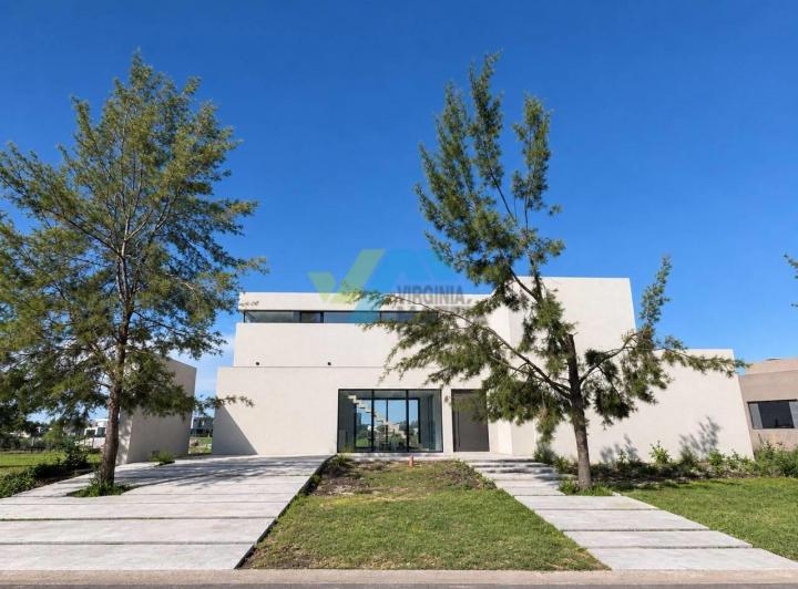 Casa · 210m² · 4 Ambientes · 1 Cochera