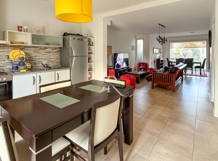 Casa · 120m² · 4 Ambientes · 4 Cocheras
