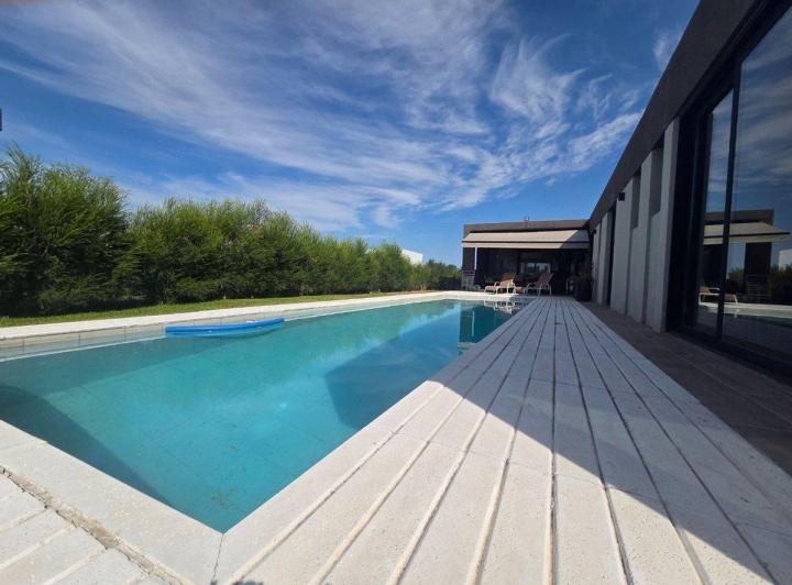 Casa · 200m² · 5 Ambientes · 2 Cocheras