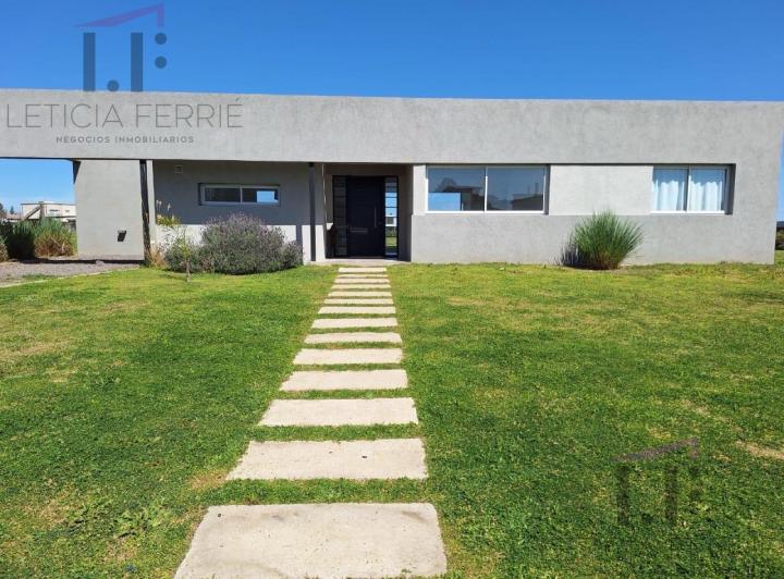 Casa · 135m² · 4 Ambientes · 2 Cocheras